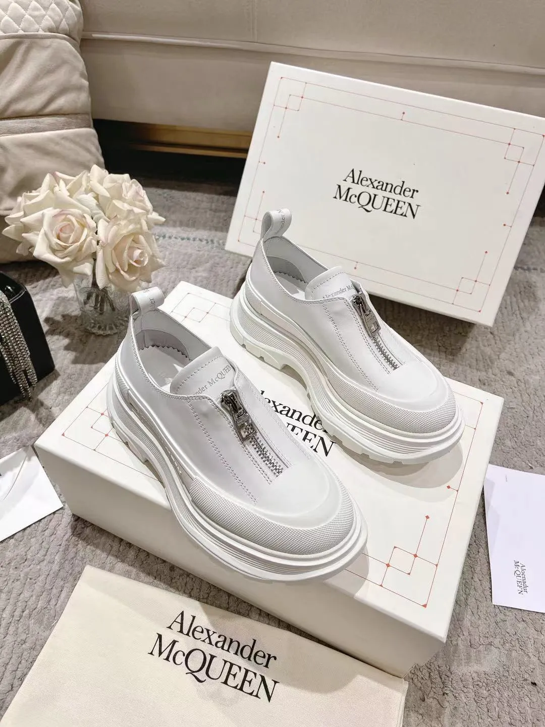 👟👟Ex-factory price 600👟👟 Men's size +10 2023 McQueen classic hot style, top version! ALEXANDERAIexanderMcQUEEN✅ has been certified. The latest 2023 counters will be launched at the same time, international T stage catwalk models. 💯Purchased from top ZP, the original version is 1:1 customized, perfectly reproduced, embellished with waterproof zippers on off-road inspired clothing, with imported anti-wear super soft sock cuffs, 3D glue bright strips, excellent comfort, outsole: original TPU double-layer combination outsole. Fabric: Imported silk cow leather Lining: Imported super soft Lycra/space cloth Foot pads: Imported silk sheepskin Size: 35-40 for women, 39-45 for men. Color: all black, black and white, all white, (add 10 for men’s model)